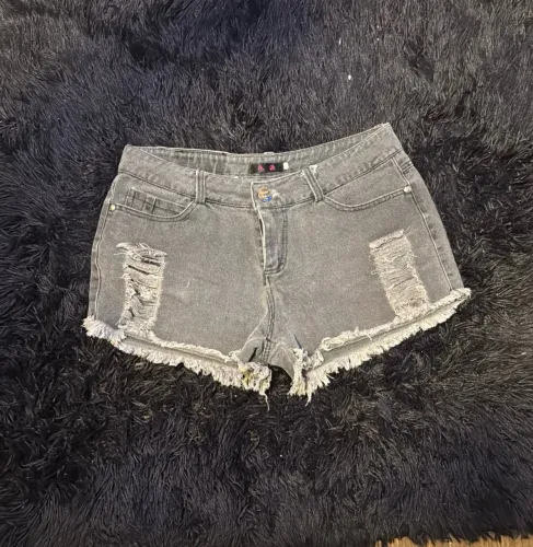 Shorts Jeans Cinza Feminino Tam. 38 - Detalhe Destroyed e Botão Onça