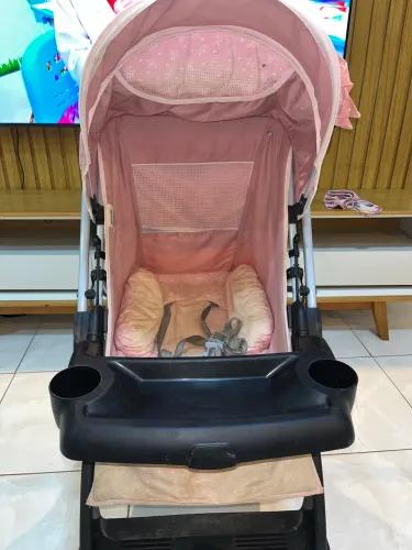 Carrinho de bebê rosa