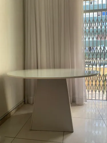 Mesa de sala com tampo de vidro