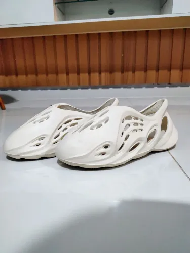 Tênis Adidas Yeezy Foam Runner