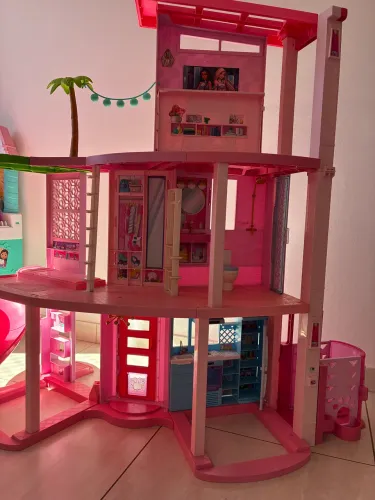 Casa Barbie Dreamhouse Pool Party com Escorregador Gigante - Excelente Estado