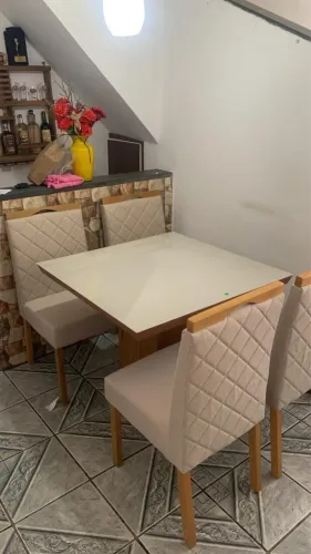 Mesa de jantar com 4 cadeiras