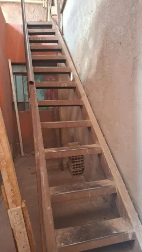 Escada e banheira de ferro