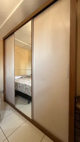 Guarda-roupa 3 portas de correr com espelho - R$ 750