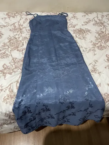 Vestido de alça azul floral