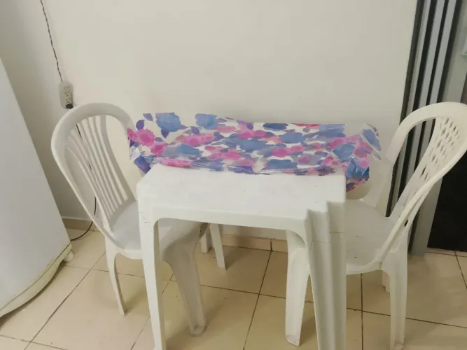 Mesa de plástico com duas cadeiras então bem conservado 90 reais vindo pega na redenção
