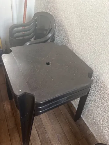 Vendo 3 jogo de mesa de plástico com cadeiras super resistentes e semi novos , particular 