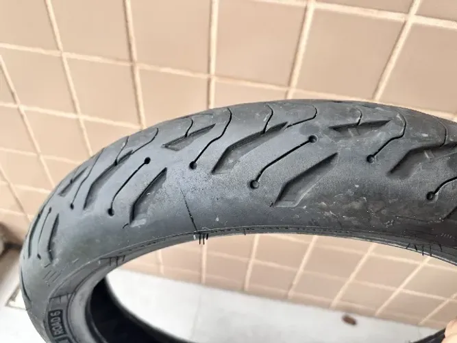 Pneu dianteiro Michelin Road 6 120/70ZR19 Usado ótima condição