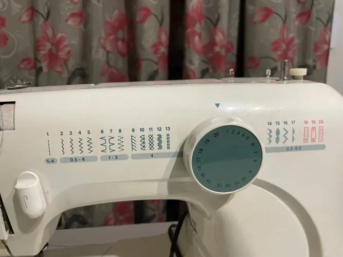 Maquina de costura reta caseirinha
