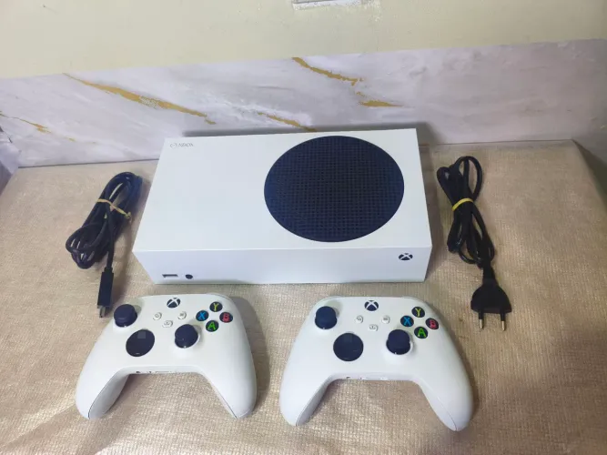 Xbox series s /aceito cartão ate 18x/vendo ou troco ps4 mais volta em dinheiro pra mim 