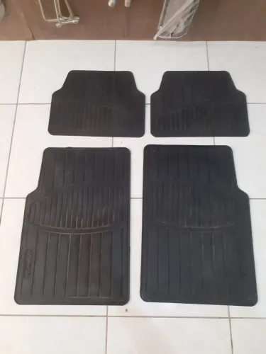 Vendo Tapete Universal para Automóveis.
