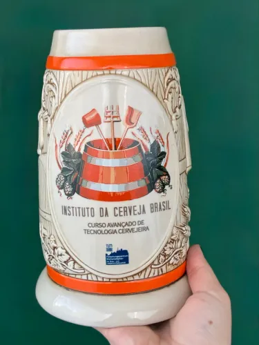 Caneca grande de chopp antiga personalizada com a escrita Instituto da Cerveja Brasil