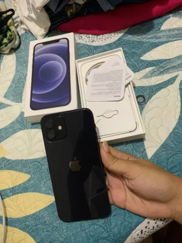 iPhone 12 com caixa