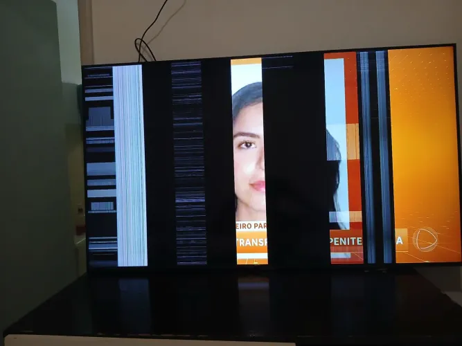 Vendo TV Grande 50 Pol. C/ Internet C/ Defeito Na Tela