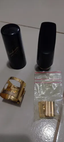 Boquilha e Abraçadeira Sax Alto Vandoren