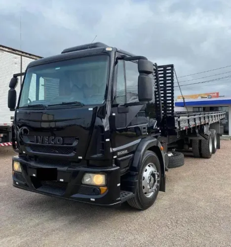 Iveco 240e25 2011 6x2 carroceria particular