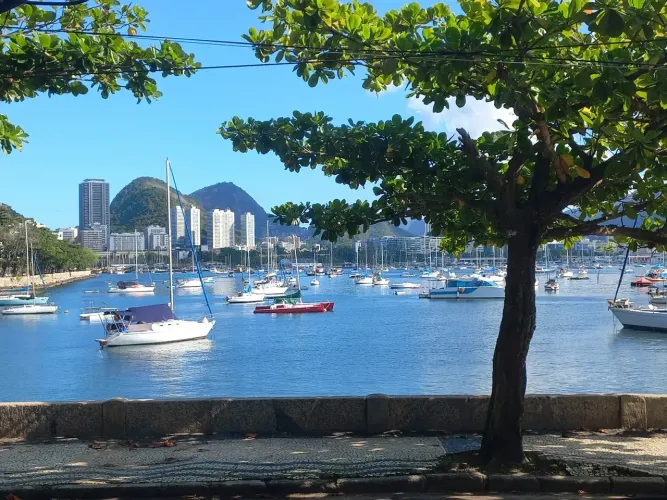 Av João Luiz Alves frente para o mar, claro e arejado. Urca maravilhosa e tranquila.