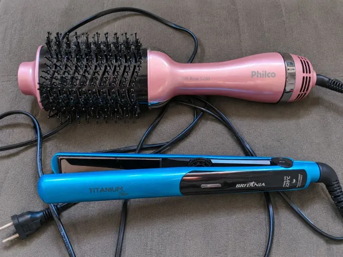 Escova secadora e chapinha de cabelo