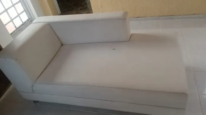 Divâ recamier branco com detalhe