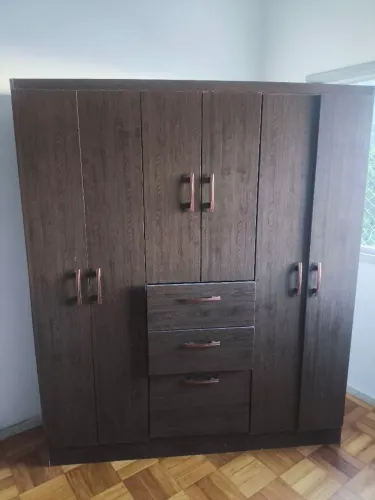 Guarda-roupa casal 6 portas e 3 gavetas cor tabaco