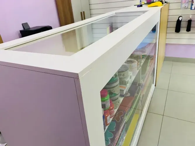 Balcão Caixa em MDF Branco e Balcão com Porta de Correr