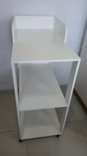 Trocador de fraldas para bebê, medindo 70x42 e 90 cm de altura. Duas prateleiras