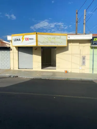 Salão comercial em piso frio com 1 banheiro.