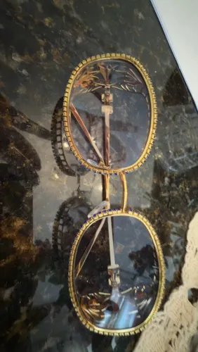 óculos de sol dourado com pedraria azul