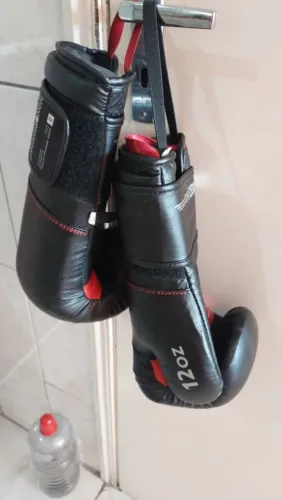 Luvas 12oz, um tamanho padrão versátil para treinos de boxe e muay thai.