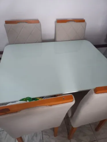 MESA COM 4 CADEIRAS - NOVA APENAS TIRADA DO PLÁSTICO