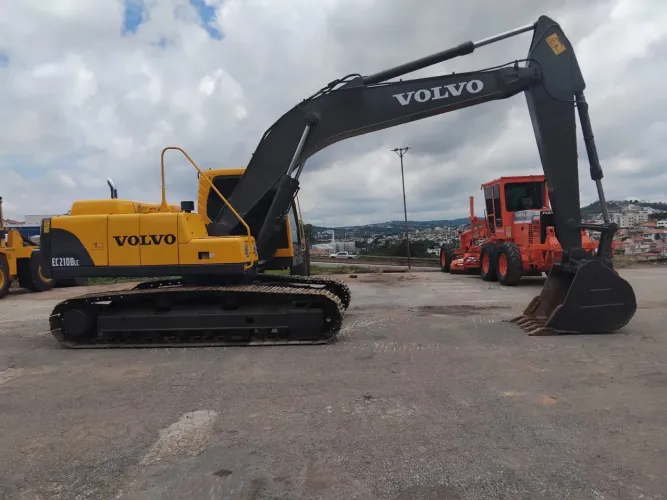 Escavadeira Volvo EC210B