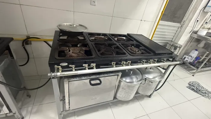 Fogão industrial 6 bocas com chapa e forno