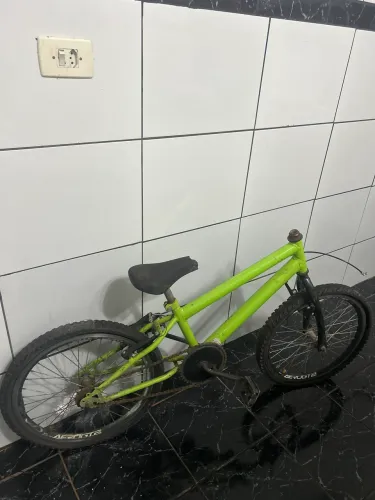Vende-se bicicleta aro 24 verde com nada de defeito