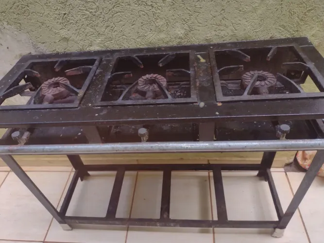 Fogão industrial de três bocas usado esta funcionando perfeitamente