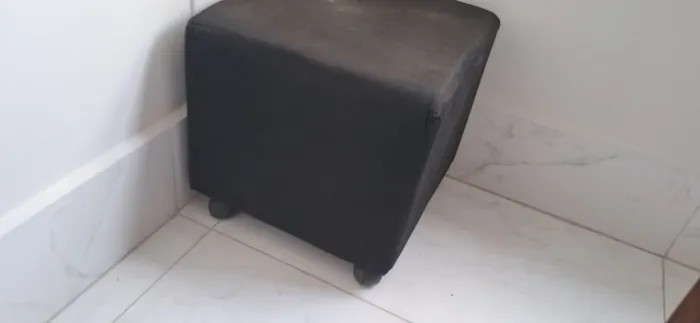 Puf de Rodinha Preto 