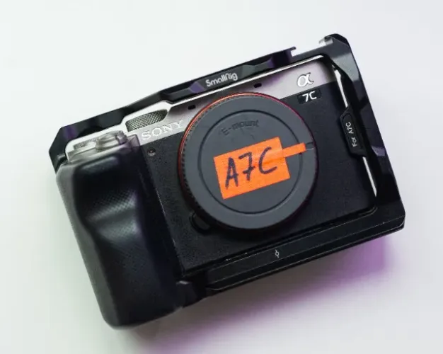 Camera Mirrorless Sony A7C com cage e baterias