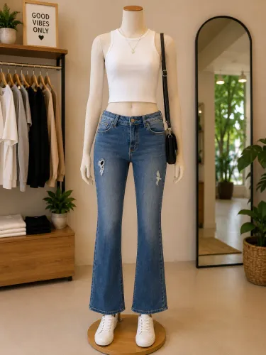 Calça jeans flare com rasgos, revanche
