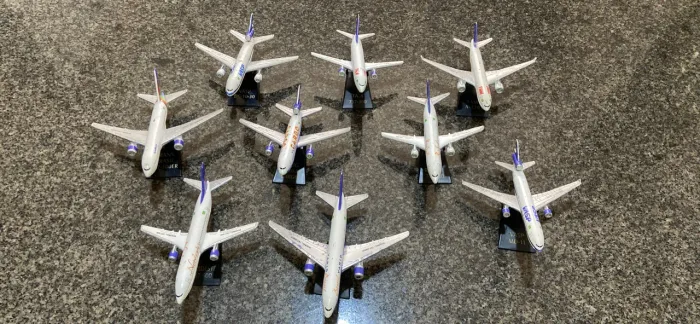 Vendo 9 Miniaturas de Aviões variados