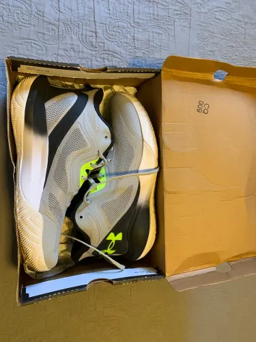 Tênis basquete under armour 42