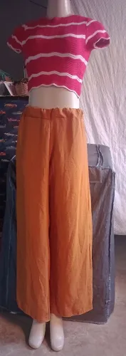 Calça feminina e blusa vermelha