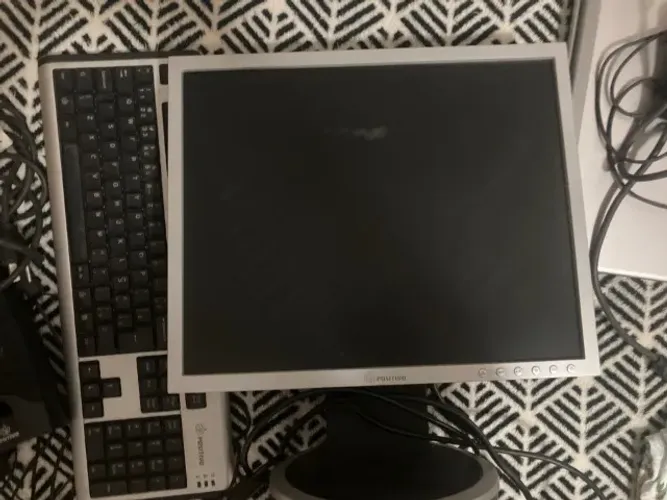 Tela Computador 15' e Teclado e Caixas de som Positivo