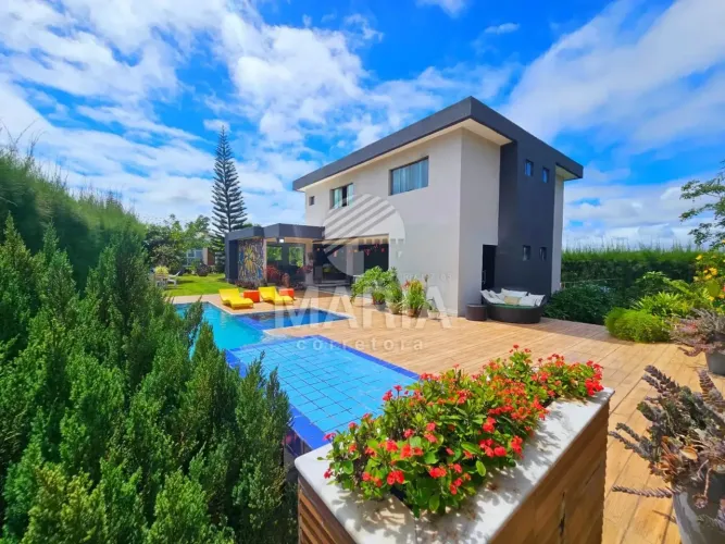 Casa de alto padrão em condomínio com 06 suítes em Gravatá/PE!