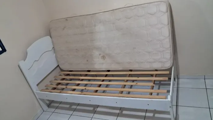 Duas camas de solteiro com colchões