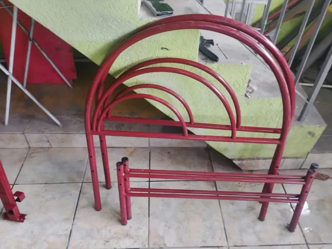 3 cama  de  ferro, só 1 tem grade 