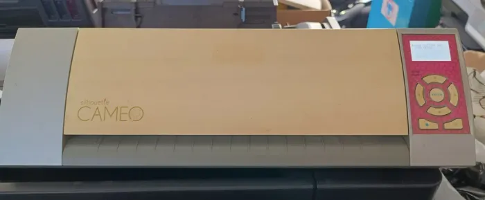 Vendo plotter de recorte silhouette cameo 1, está ligando mas não sei se está funcionando.
