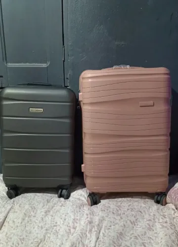 Vendo duas malas de viagem, preta de 10kg, Rosa de 20 kg