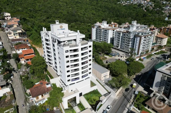 Conforto e funcionalidade em um apartamento semimobiliado em Florianópolis