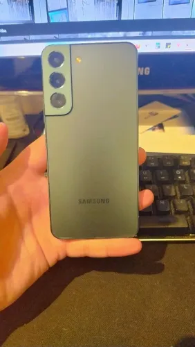 Samsung S22 com tela quebrada