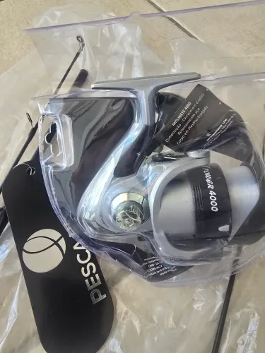 2 varas de pesca com molinete