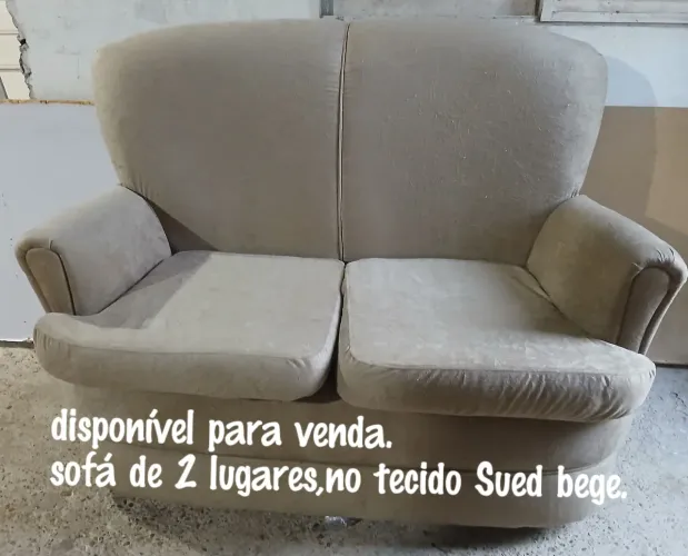 Sofá de dois lugares, no tecido Sued bege escuro.